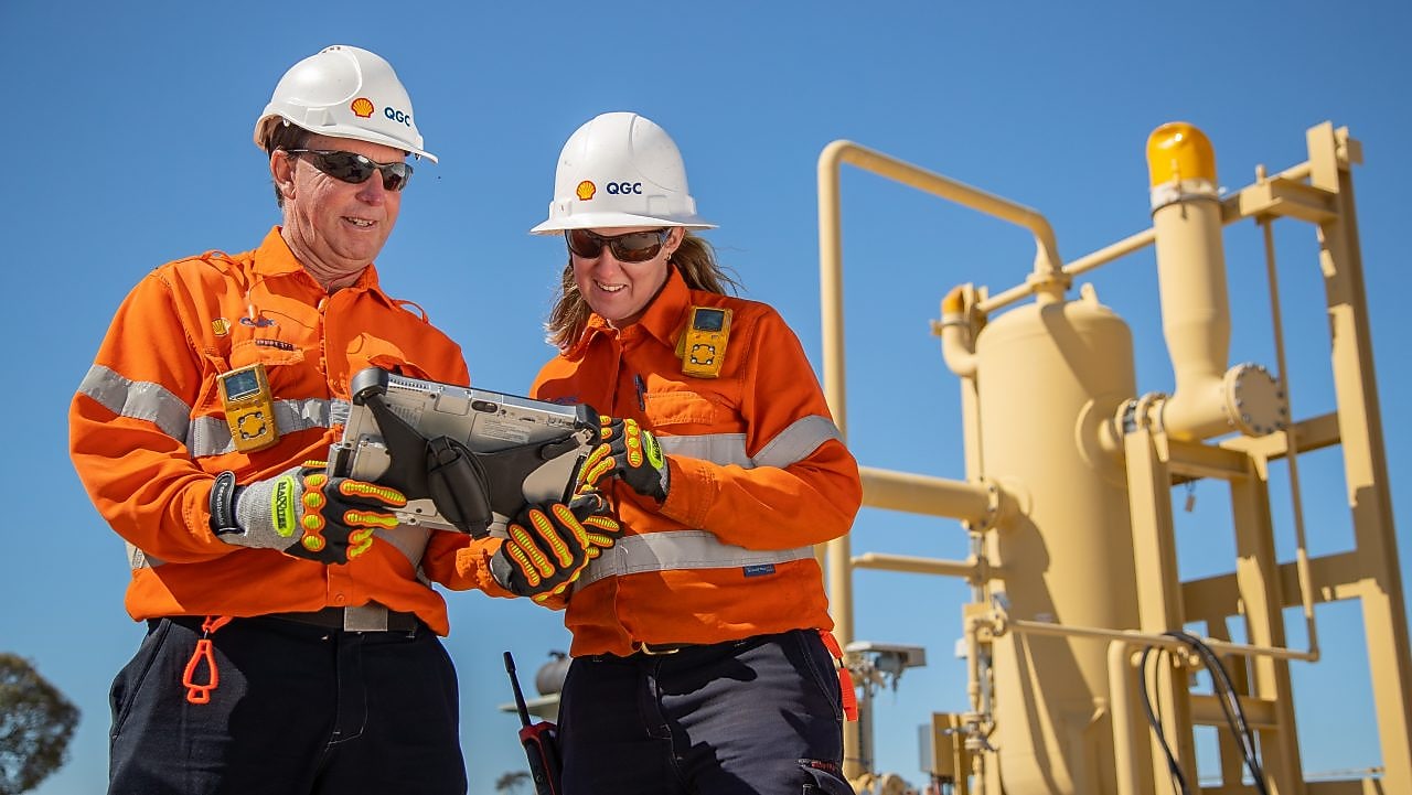 Operations colleagues in a meeting on site