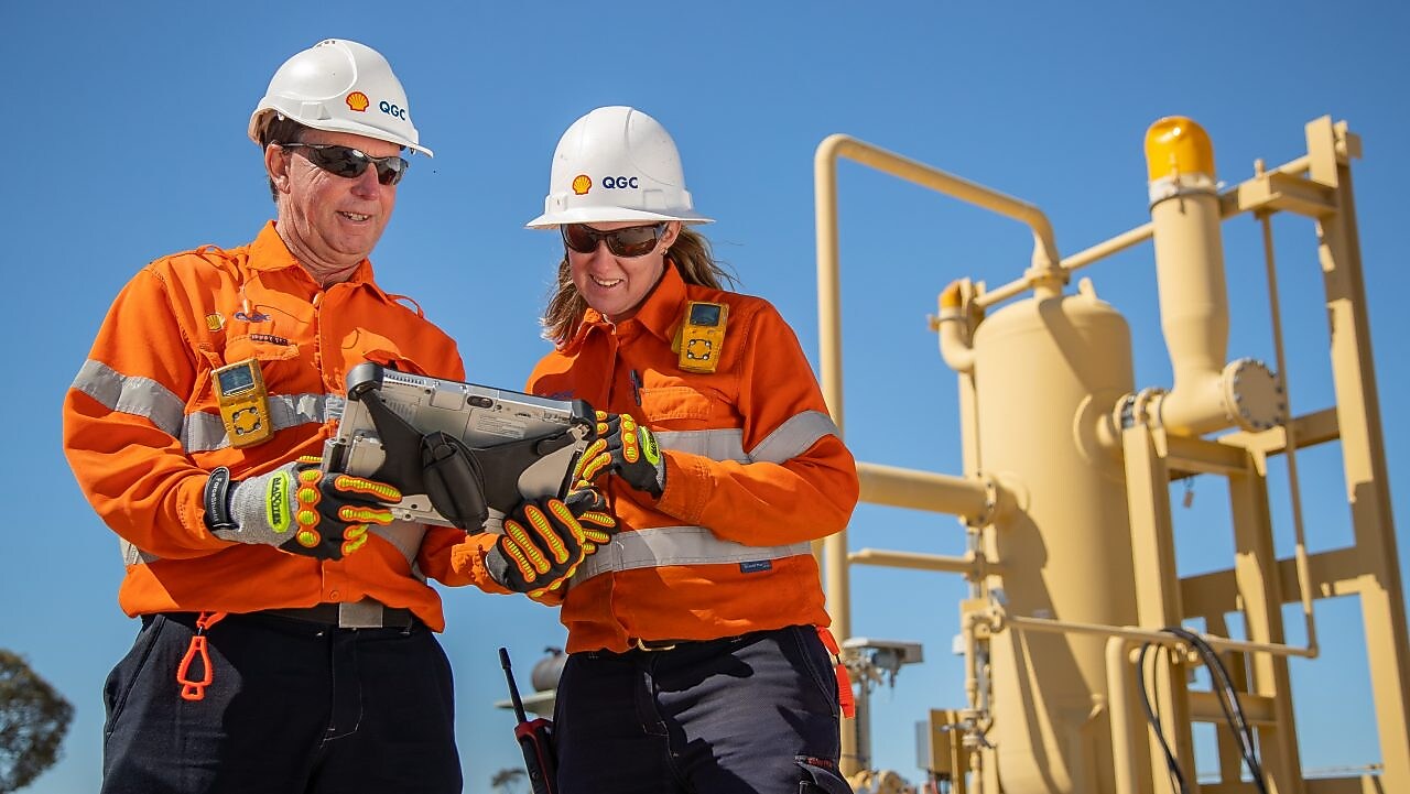 Operations colleagues in a meeting on site