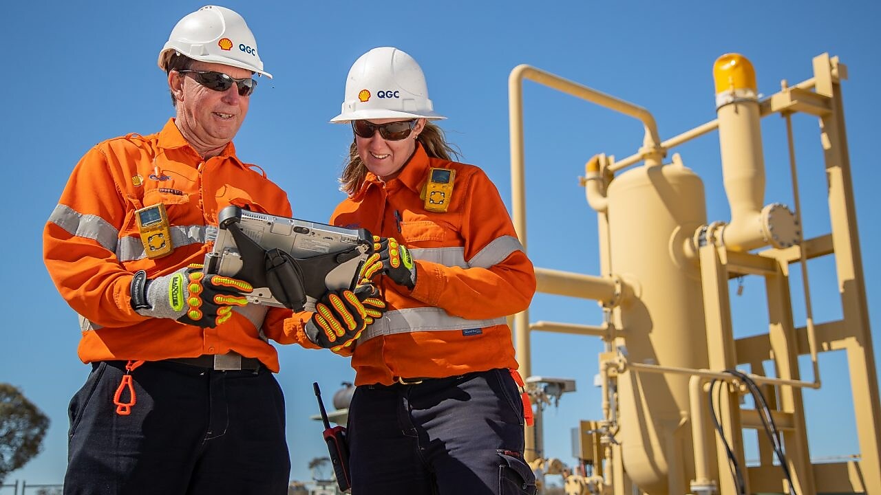 Operations colleagues in a meeting on site