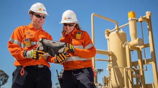 Operations colleagues in a meeting on site
