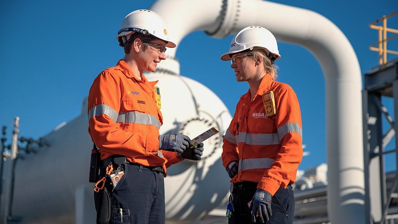 A site superintendent talking to an apprentice engineer