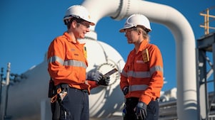 A site superintendent talking to an apprentice engineer