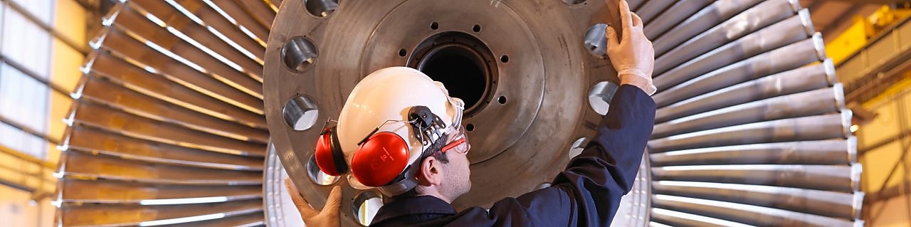 Discipline engineer moving a heavy machine hub