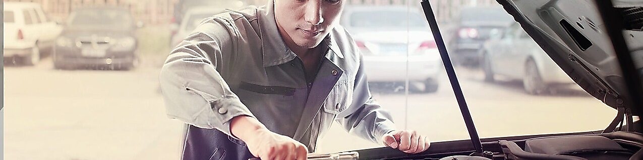 Mechanic fixing a car