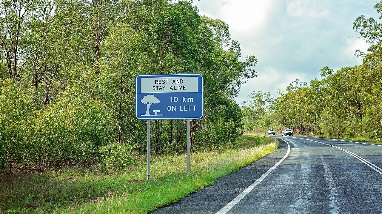 A road sign signalling a rest stop area ahead