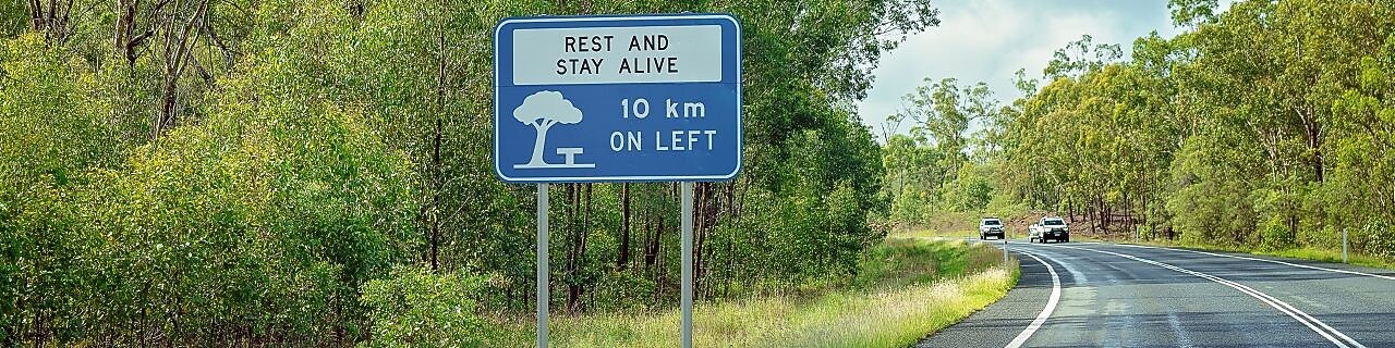A road sign signalling a rest stop area ahead