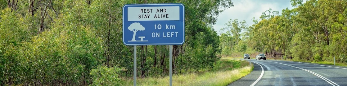 A road sign signalling a rest stop area ahead