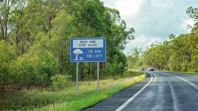 A road sign signalling a rest stop area ahead